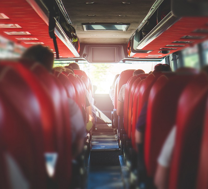 Intérieur d'un bus avec des sièges en cuir